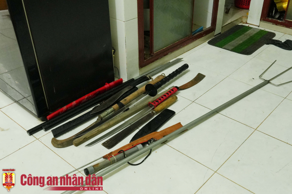 Triệt phá 2 nhóm đánh nhau, thu giữ nhiều vũ khí quân dụng -0
