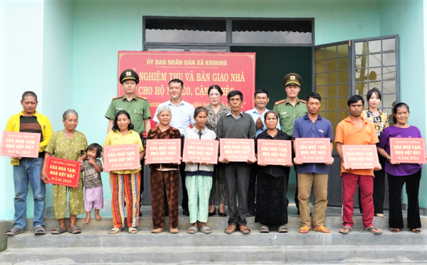 Công an Kon Tum bàn giao nhà cho các hộ nghèo -0