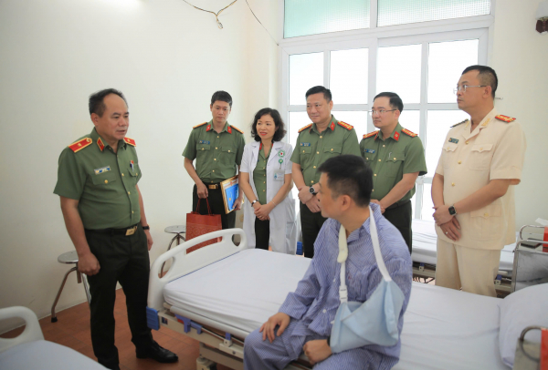 Giám đốc Công an TP Hà Nội thăm cán bộ bị thương khi làm nhiệm vụ chữa cháy -0