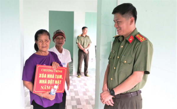 Công an Kon Tum bàn giao nhà cho các hộ nghèo -0