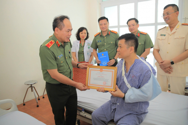 Giám đốc Công an TP Hà Nội thăm cán bộ bị thương khi làm nhiệm vụ chữa cháy -0