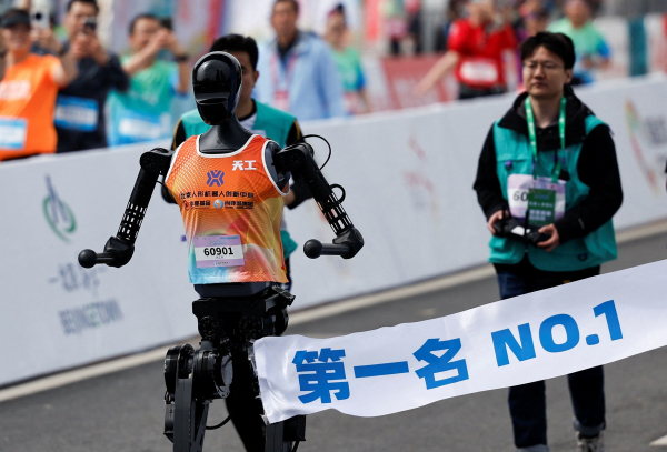 Trung Quốc trong cuộc đua robot hình người -0