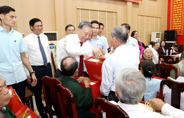 Tổng Bí thư Tô Lâm dâng hương tưởng niệm Chủ tịch Hồ Chí Minh tại Khu Di tích Kim Liên -0