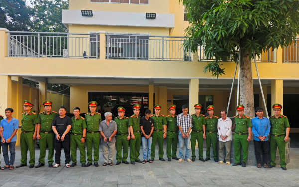 Bắt tạm giam thêm 34 bị can trong đường dây buôn lậu xăng dầu “khủng” -3