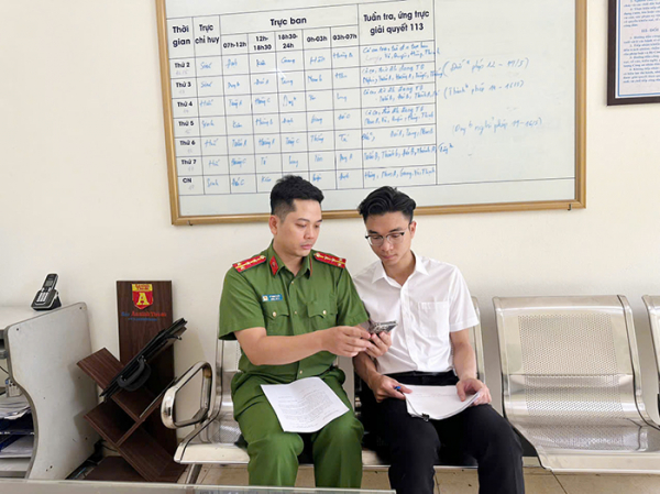 Công an tích cực hướng dẫn người dân đóng góp ý kiến về sửa đổi, bổ sung Hiến pháp 2013 -0
