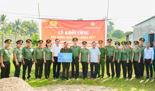 Công an TP Cần Thơ tặng nhà đại đoàn kết cho thành viên bảo vệ ANTT ở cơ sở -0