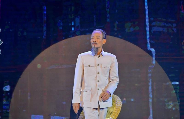 ngh%3f si minh h%3fi hóa thân thành hình tu%3fng ch%3f t%3fch h%3f chí minh trên sân kh%3fu.jpg -0