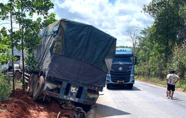 Xe container mất lái gây tai nạn, 2 người chết, 5 người bị thương -0