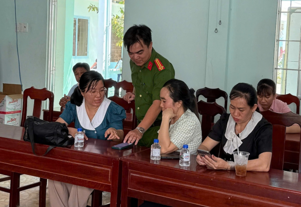 Công an các tỉnh miền Tây tích cực triển khai lấy ý kiến nhân dân về dự thảo sửa đổi Hiến pháp năm 2013 -0