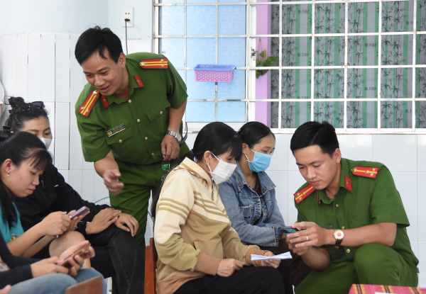 Công an các tỉnh miền Tây tích cực triển khai lấy ý kiến nhân dân về dự thảo sửa đổi Hiến pháp năm 2013 -0