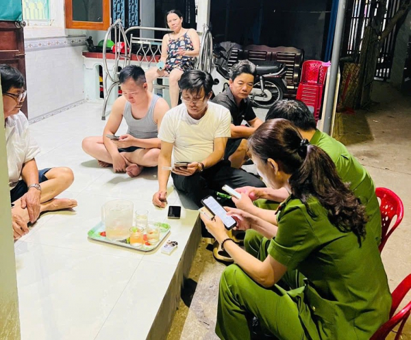“Đi từng ngõ, gõ từng nhà” hướng dẫn người dân đóng góp ý kiến sửa đổi, bổ sung Hiến pháp năm 2013 -0