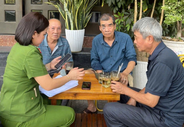 “Đi từng ngõ, gõ từng nhà” hướng dẫn người dân đóng góp ý kiến sửa đổi, bổ sung Hiến pháp năm 2013 -0