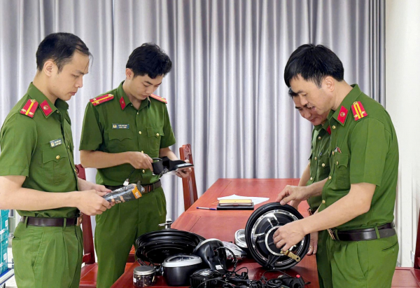 Khởi tố 2 đối tượng buôn lậu bình ắc quy và phụ tùng xe điện -0