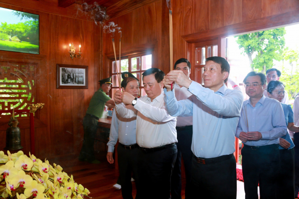 Bộ trưởng Lương Tam Quang dâng hương tưởng niệm Chủ tịch Hồ Chí Minh -0
