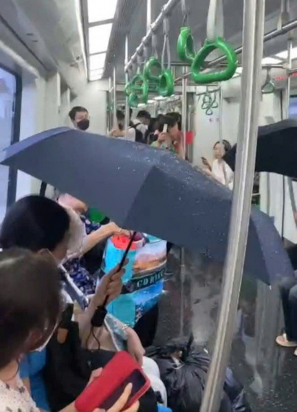 Khách đi tàu phải che ô vì dột nước: Lãnh đạo metro Hà Nội nói gì? -0