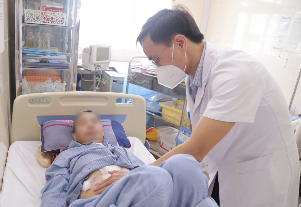 Cùng lúc mắc 2 bệnh ung thư, người đàn ông phải tạo hình thực quản bằng đại tràng -0