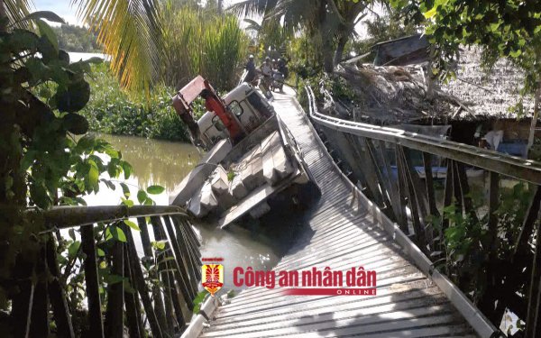 Ô tô chở cọc bê tông làm sập cầu nông thôn ở Sóc Trăng -0