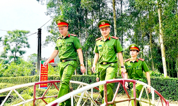 Công an xã biên giới vinh dự nhận Cờ thi đua của Chính phủ -0