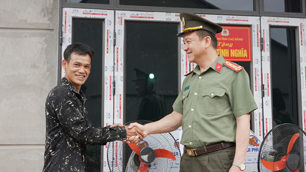 Công an tỉnh Cao Bằng tổ chức lễ khánh thành, gắn biển nhà tình nghĩa -0