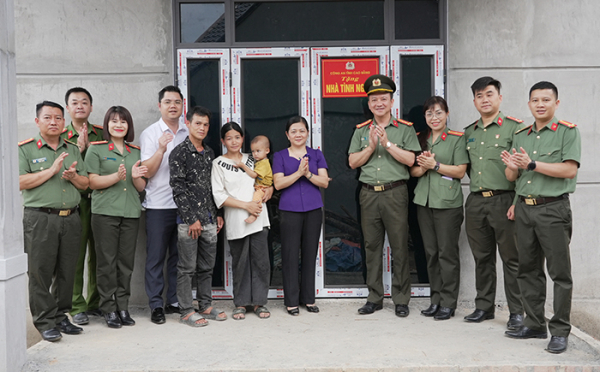 Công an tỉnh Cao Bằng tổ chức lễ khánh thành, gắn biển nhà tình nghĩa -0