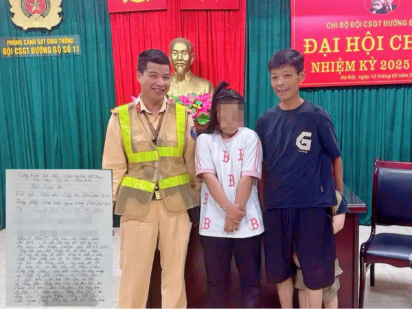 CSGT chăm sóc, giúp đỡ bé gái đi lạc vào cao tốc về nhà an toàn -0