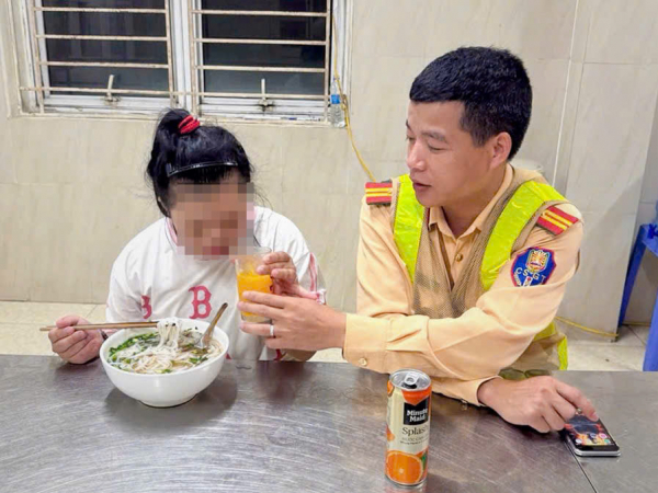 CSGT chăm sóc, giúp đỡ bé gái đi lạc vào cao tốc về nhà an toàn -0