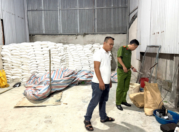 Phát hiện công ty có dấu hiệu sản xuất buôn bán phân bón giả  -0