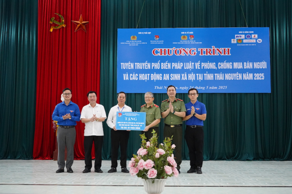 Về An toàn khu sinh hoạt chính trị, trao tặng nguồn lực trị giá 200 triệu đồng -0