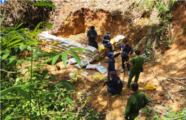 Xâm nhập “đại công trường” khai thác vàng trái phép trong rừng phòng hộ -0