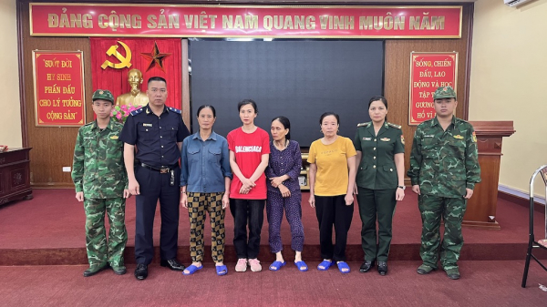 Bắt 4 phụ nữ vận chuyển ngoại tệ, tương đương hơn 1 tỷ đồng qua biên giới -0