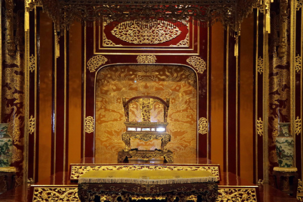 Đang điều tra du khách ngồi lên ngai vàng Điện Thái Hòa trong Đại Nội Huế rồi đập phá -0