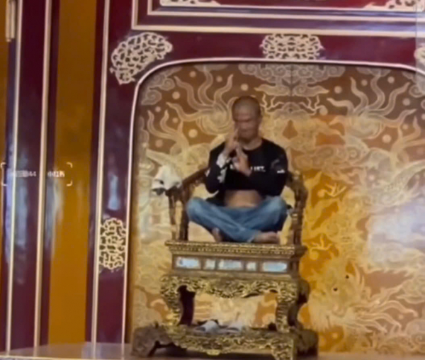 Đang điều tra du khách ngồi lên ngai vàng Điện Thái Hòa trong Đại Nội Huế rồi đập phá -0