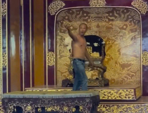 Đang điều tra du khách ngồi lên ngai vàng Điện Thái Hòa trong Đại Nội Huế rồi đập phá -0