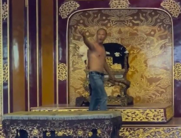 Đã xác định danh tính đối tượng phá hoại ngai Vua triều Nguyễn trong Đại Nội Huế -0