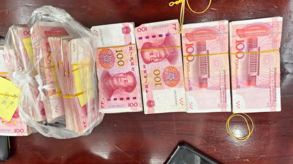 Bắt 4 phụ nữ vận chuyển ngoại tệ, tương đương hơn 1 tỷ đồng qua biên giới -0