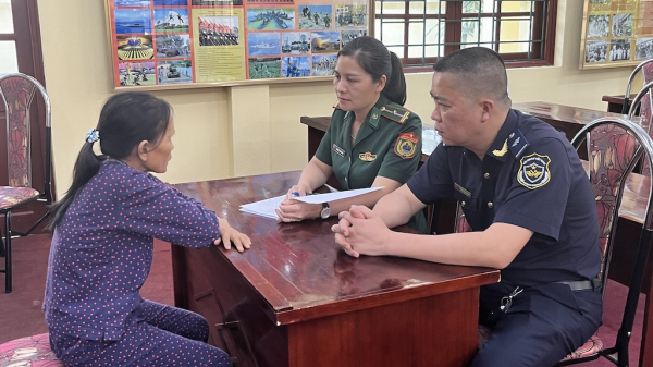Bắt 4 phụ nữ vận chuyển ngoại tệ, tương đương hơn 1 tỷ đồng qua biên giới -0