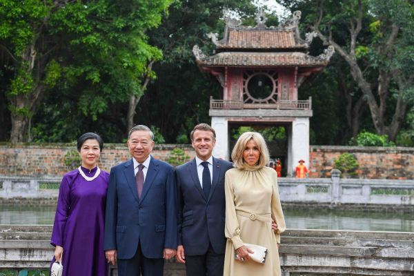 Tổng Bí thư Tô Lâm và phu nhân cùng Tổng thống Pháp và phu nhân thăm Văn Miếu -0
