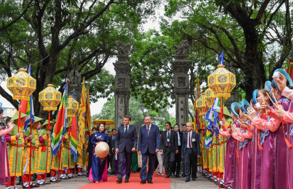 Tổng Bí thư Tô Lâm và phu nhân cùng Tổng thống Pháp và phu nhân thăm Văn Miếu -0