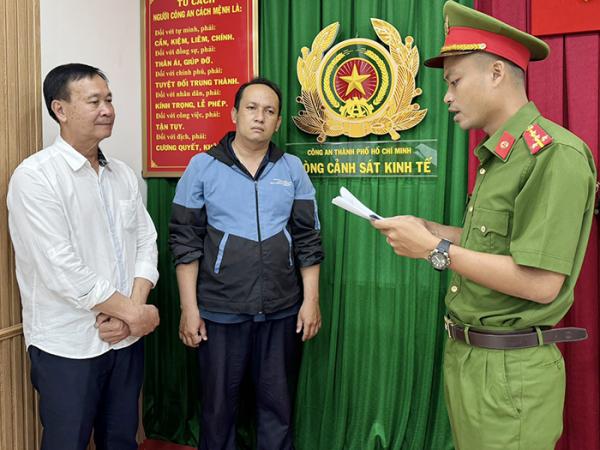 Đường dây buôn lậu giả danh tạm nhập tái xuất -0