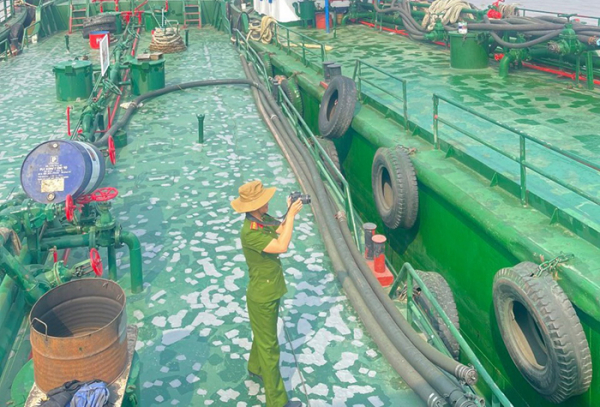 Đường dây buôn lậu giả danh tạm nhập tái xuất -0