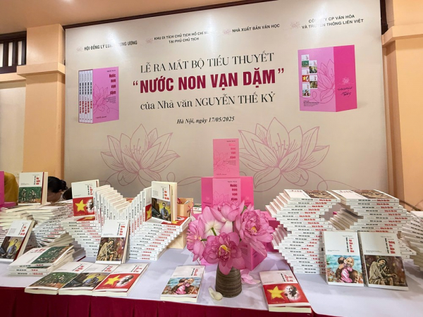 “Nước non vạn dặm” - tiểu thuyết sử thi đặc sắc -1
