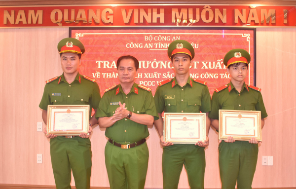 Khen thưởng tập thể, cá nhân có thành tích dập tắt vụ cháy trong bệnh viện -0