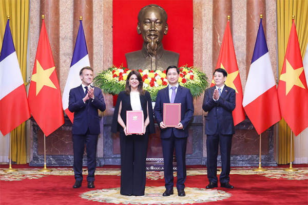 Chủ tịch nước Lương Cường và Tổng thống Pháp Emmanuel Macron chứng kiến hợp tác về sản xuất vaccine giữa VNVC và Sanofi -0