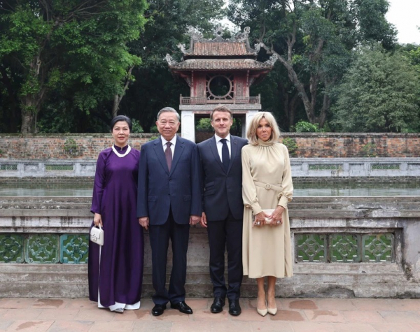 Vietnamese Party General Secretary, French President visit Vietnam’s first national university -0