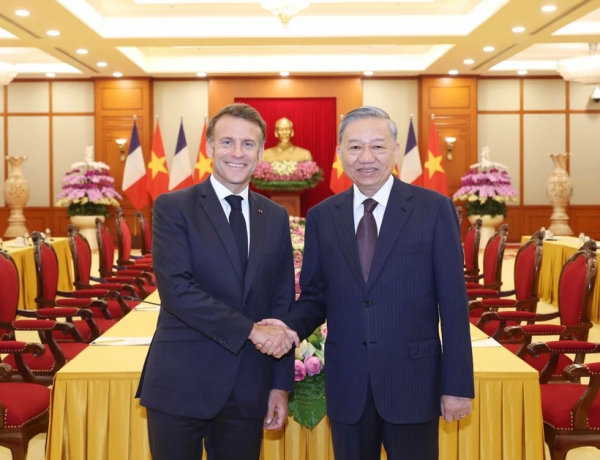 Vietnam treasures multifaceted collaboration with France: Party chief -0