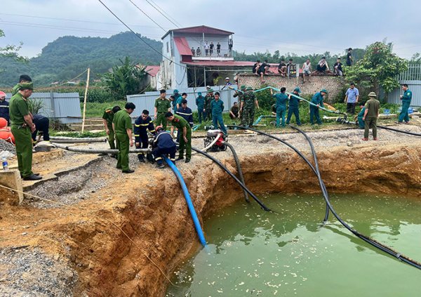 Bắc Kạn: Lực lượng chức năng nỗ lực tìm kiếm, cứu nạn nạn nhân rơi “hố tử thần” -0