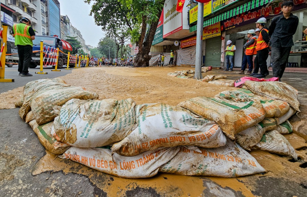 Bùn lại tràn trên phố Cát Linh khi thi công dự án metro Hà Nội -0