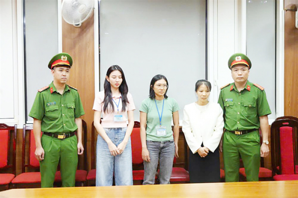 Vết trượt dài không chỉ của một hoa hậu -0