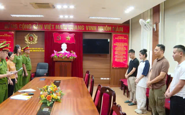 Vết trượt dài không chỉ của một hoa hậu -0