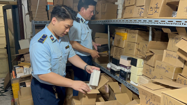 Phát hiện kho nước hoa nghi giả thương hiệu nổi tiếng giữa phố cổ Hà Nội -0